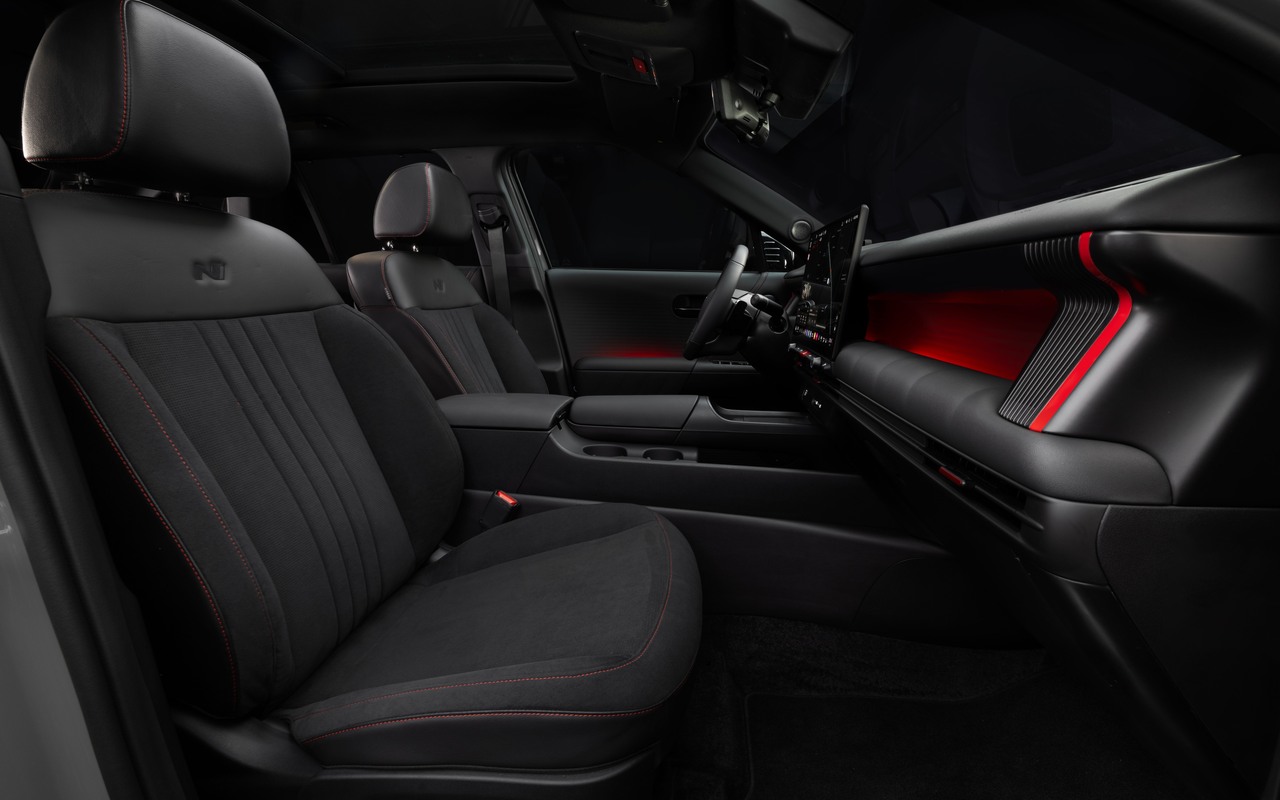 Bancos pretos do Hyundai Tucson N Line com revestimento de couro e suede e detalhes vermelhos nas portas