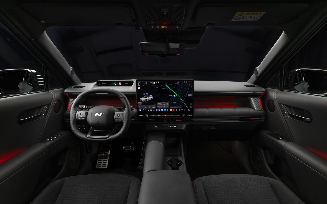 Painel do Hyundai Tucson N Line com tela central de 17 polegadas e detalhes vermelhos