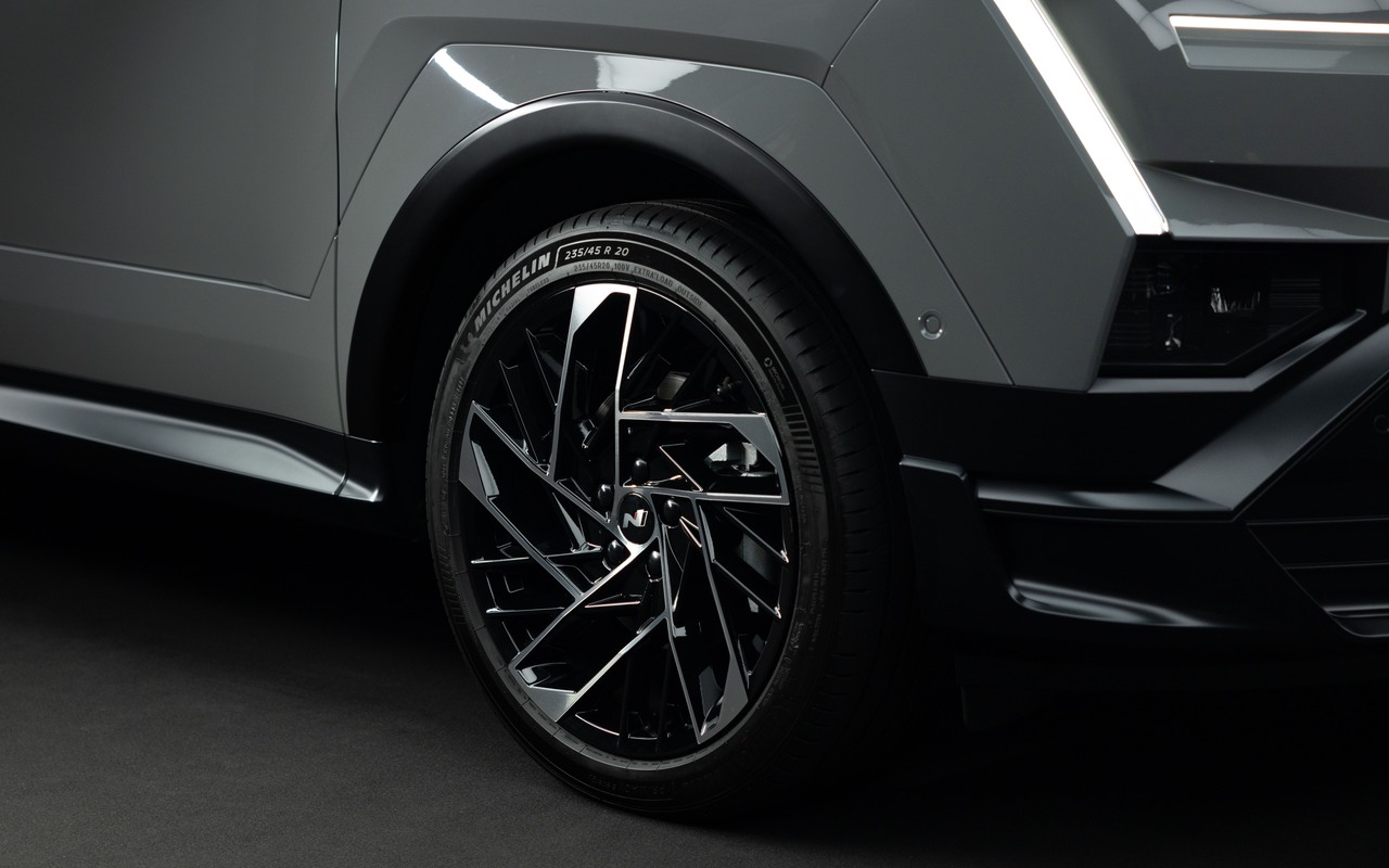 Roda de aro 20 polegadas do Hyundai Tucson N Line e detalhe do para-lama dianteiro