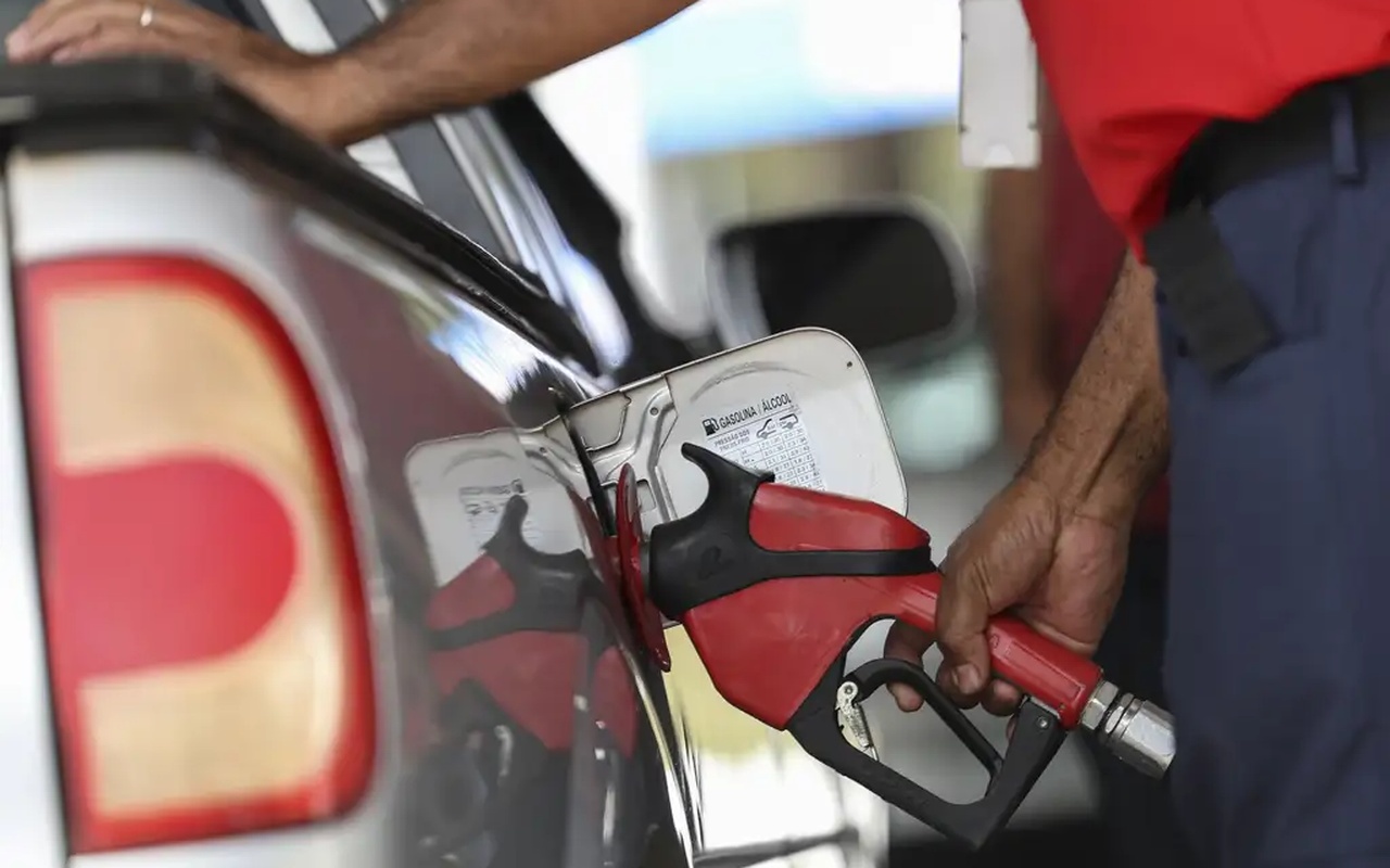 Abastecimento de automóvel em posto de combustível