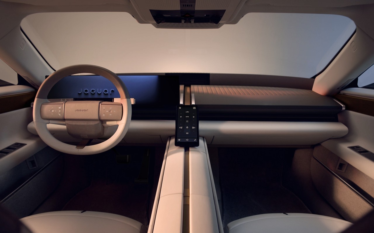 Painel e bancos dianteiros do Jaguar Type 01, com tela panorâmica e console longitudinal