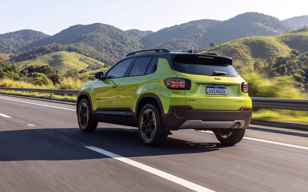 Jeep Avenger Limited verde em movimento visto de três quartos traseiros