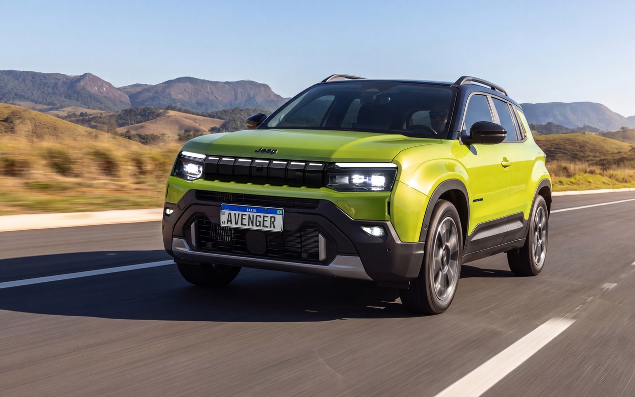 Jeep Avenger Limited verde em movimento, visto de três quartos dianteiros em uma estrada