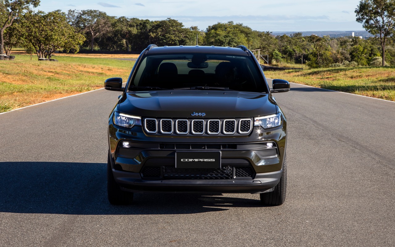 Jeep Compass Sport preto visto de frente em uma pista, em foto de contexto da marca