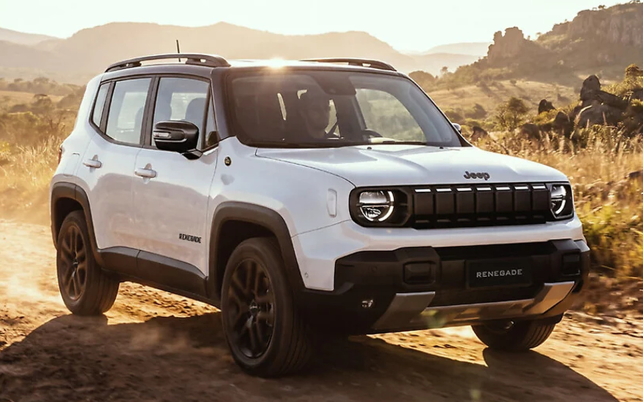 Jeep Renegade branco em vista dianteira numa estrada de terra