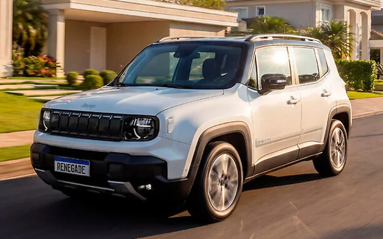 Jeep Renegade branco em vista três quartos dianteira numa rua