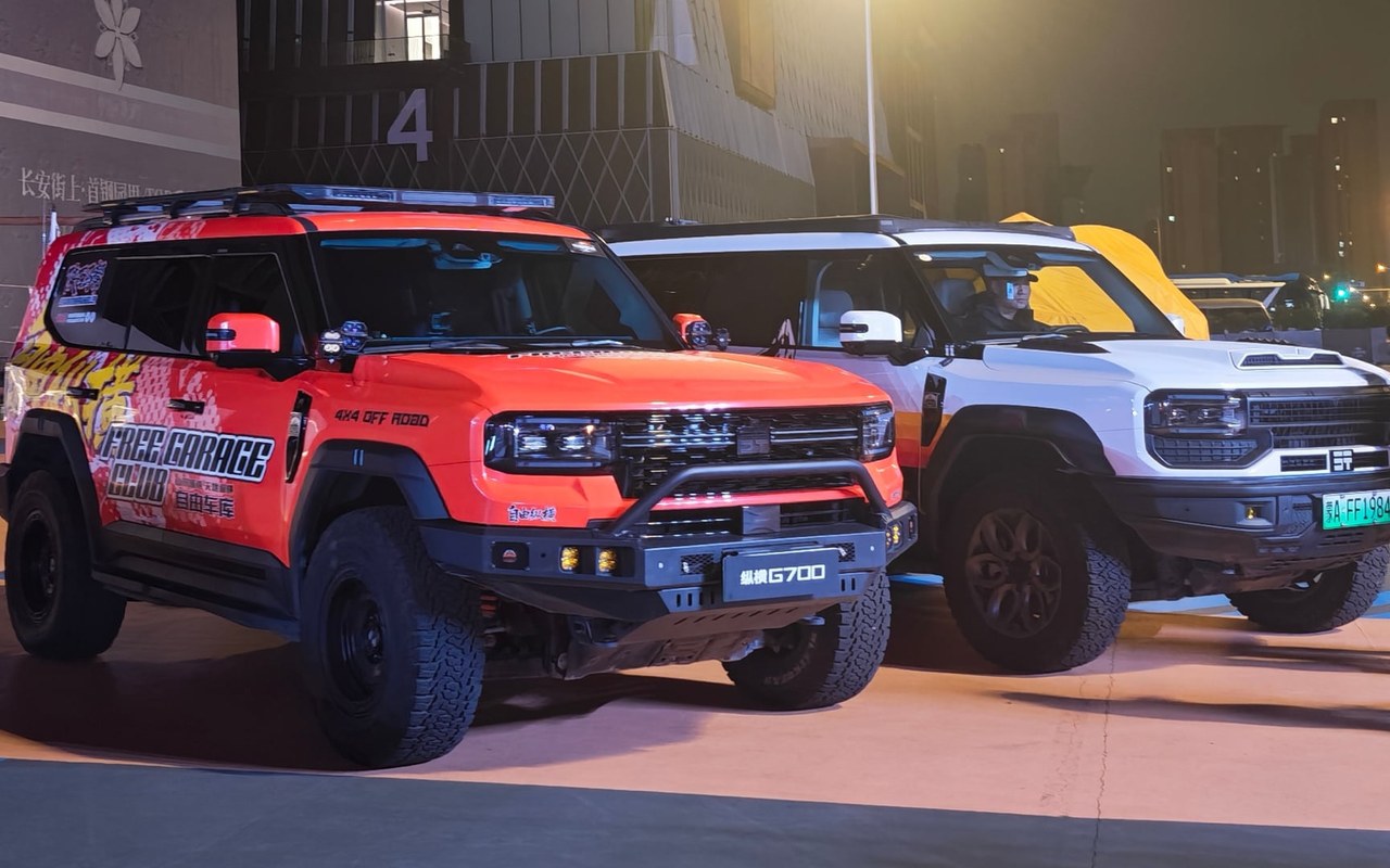 Dois SUVs Jetour G700, um vermelho e outro branco, em exposição