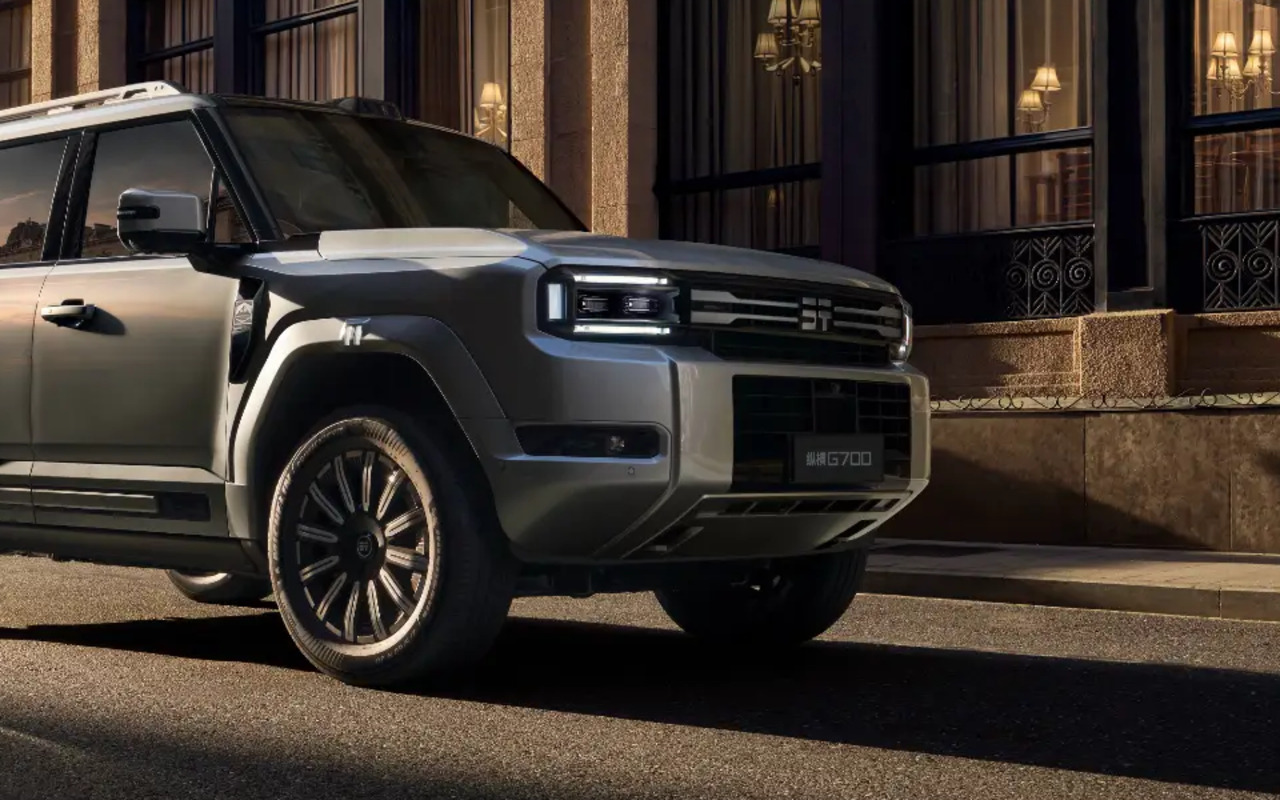 Dianteira do Jetour G700 cinza atualizado na China, em imagem de divulgação