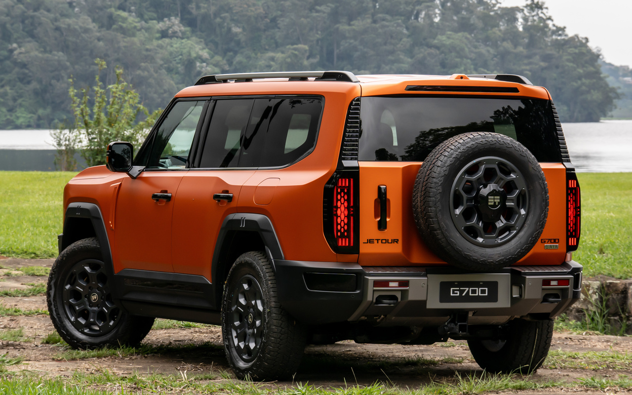 Jetour G700 visto de três quartos traseiro com estepe externo