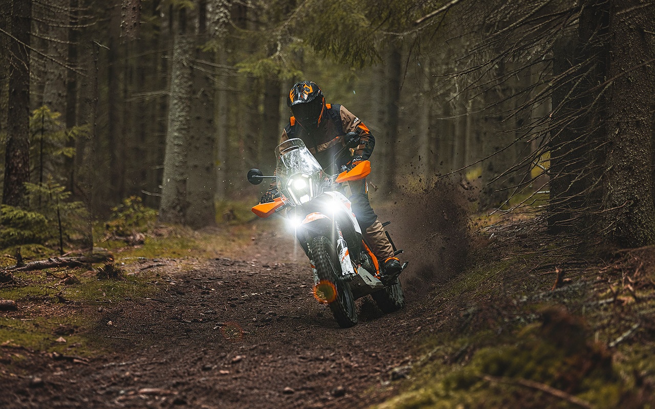 KTM 390 Adventure R vista de frente em uma trilha