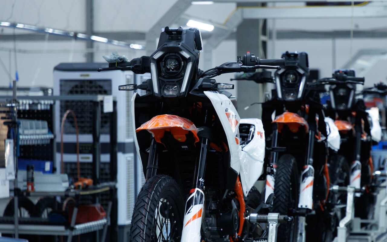 Motocicletas KTM na linha de montagem da fábrica em Manaus