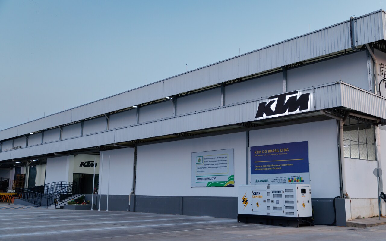 Fachada da fábrica KTM em Manaus com identificação da marca