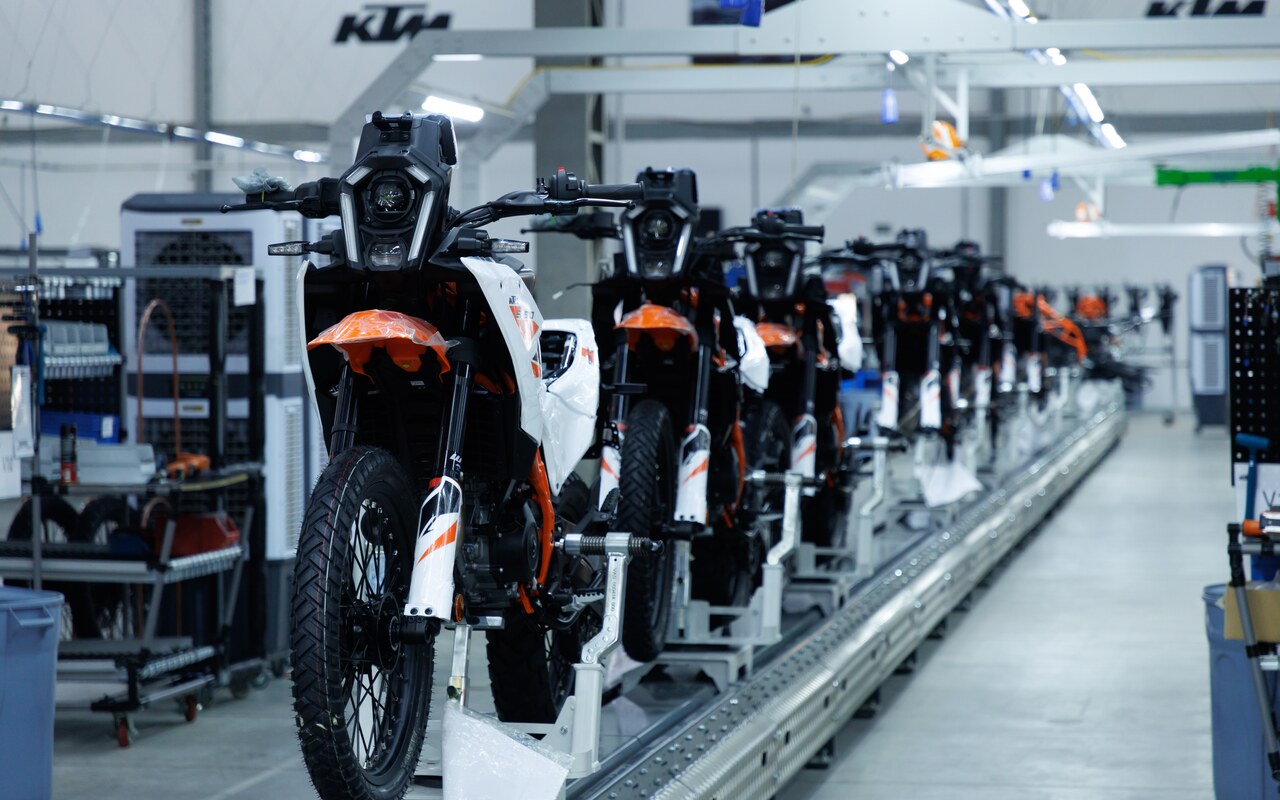 Fila de motocicletas KTM sobre a linha de montagem em Manaus