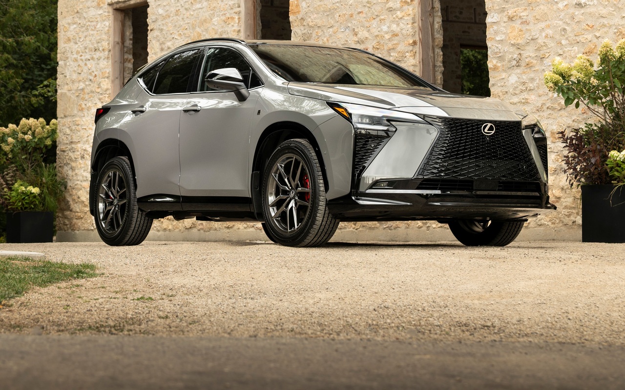 Lexus NX 350h F Sport 2027 cinza visto em três-quartos dianteiro