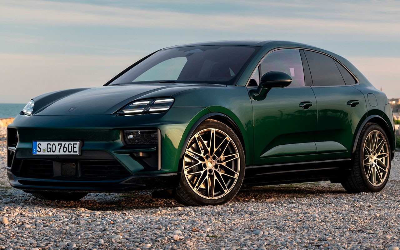 Porsche Macan elétrico verde visto de três quartos dianteiro