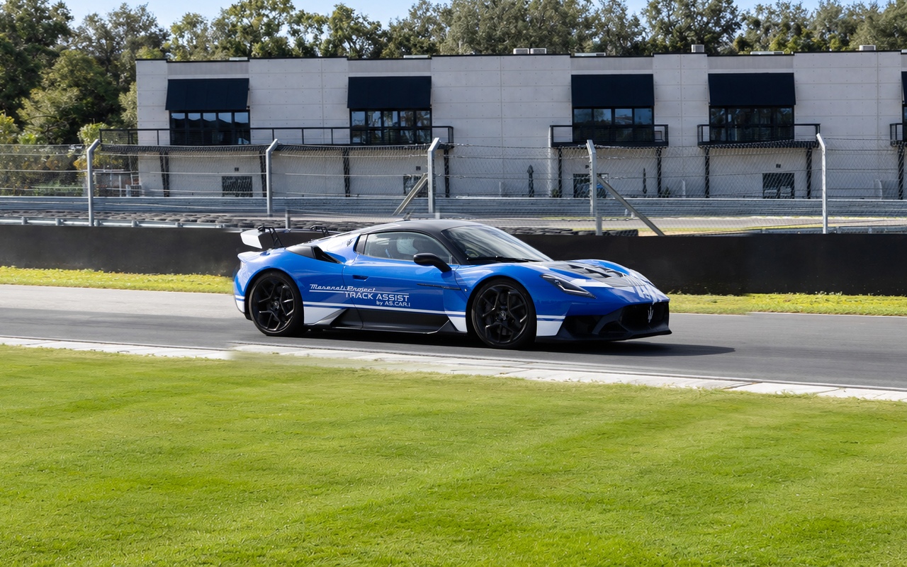 Maserati GT2 Stradale azul com sistema Track Assist em circuito