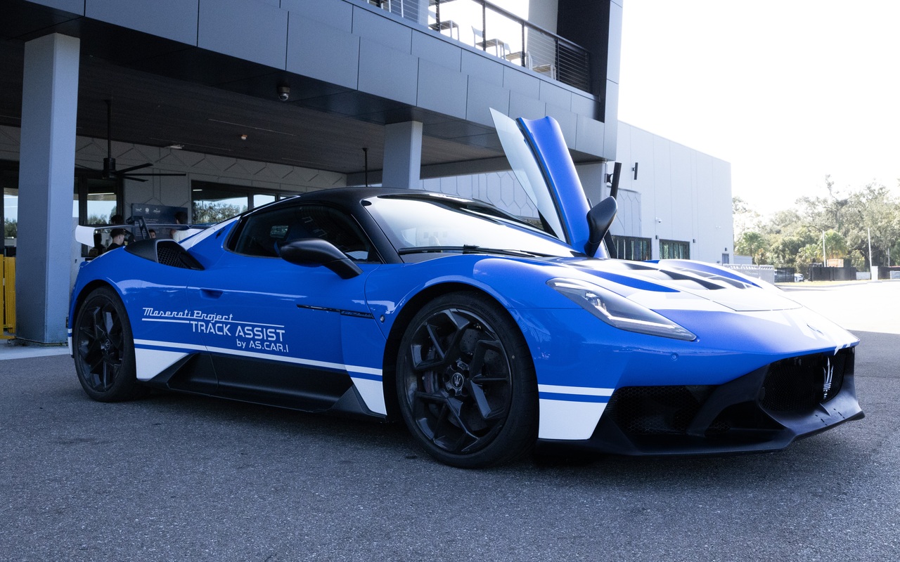 Maserati GT2 Stradale com Track Assist — frontal porta aberta