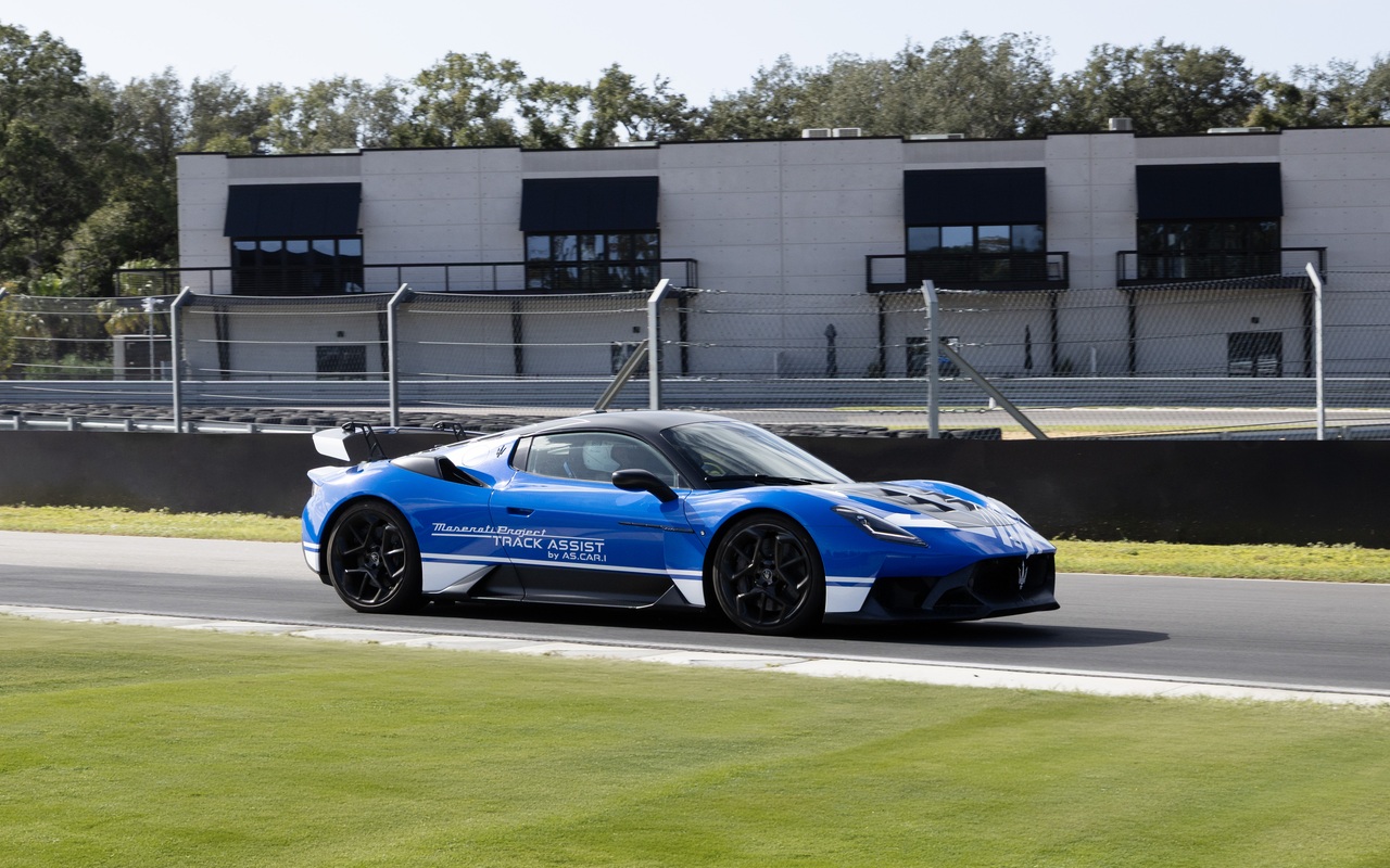 Maserati GT2 Stradale com Track Assist — pista frontal