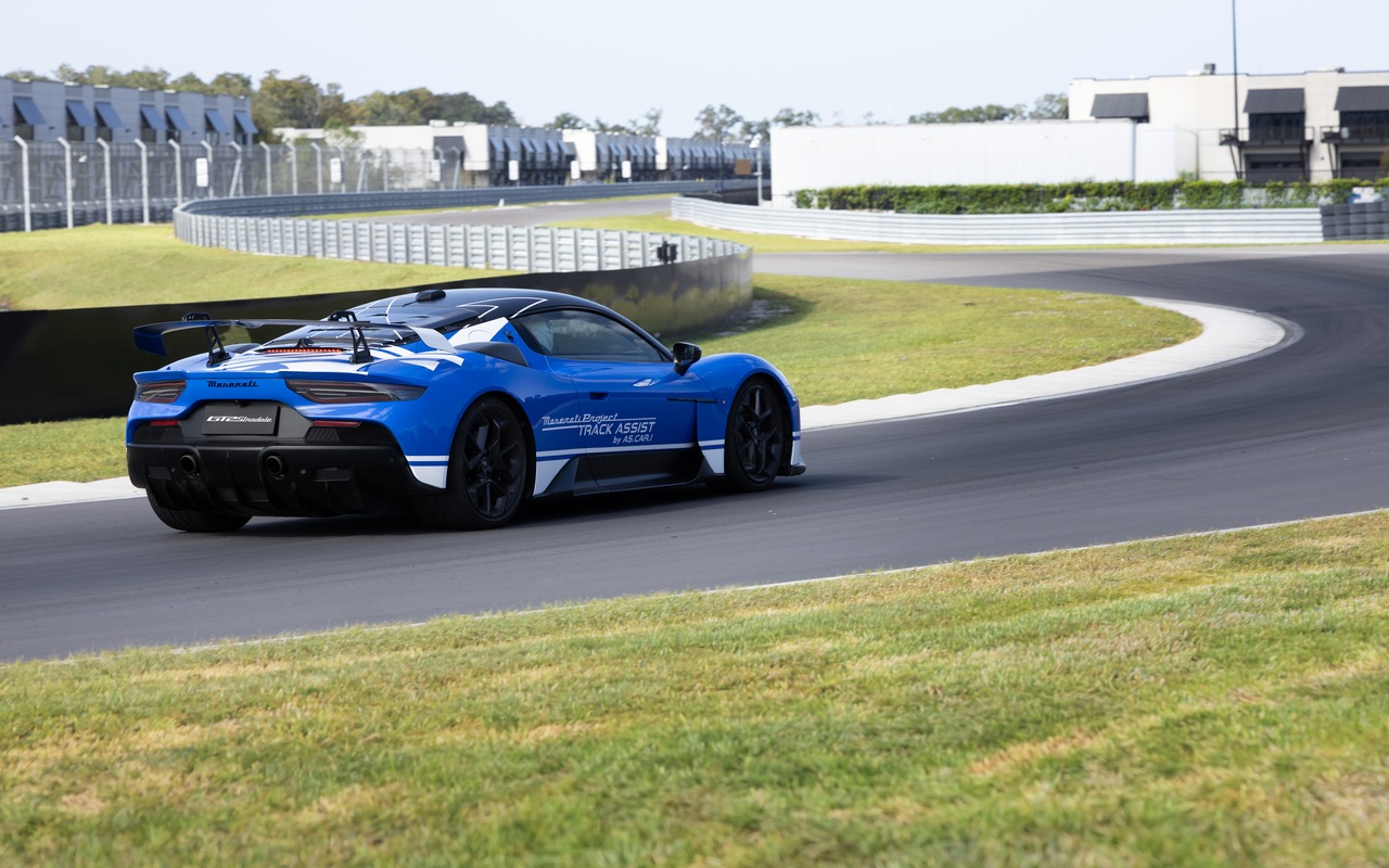 Maserati GT2 Stradale com Track Assist — traseira pista