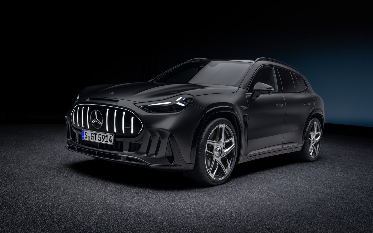 Mercedes-AMG GT SUV preto visto em três quartos dianteiros em estúdio