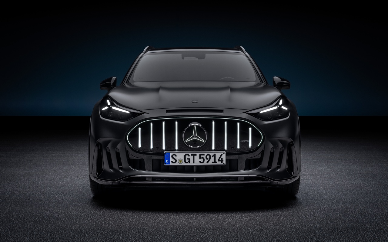 Mercedes-AMG GT SUV preto visto de frente em estúdio