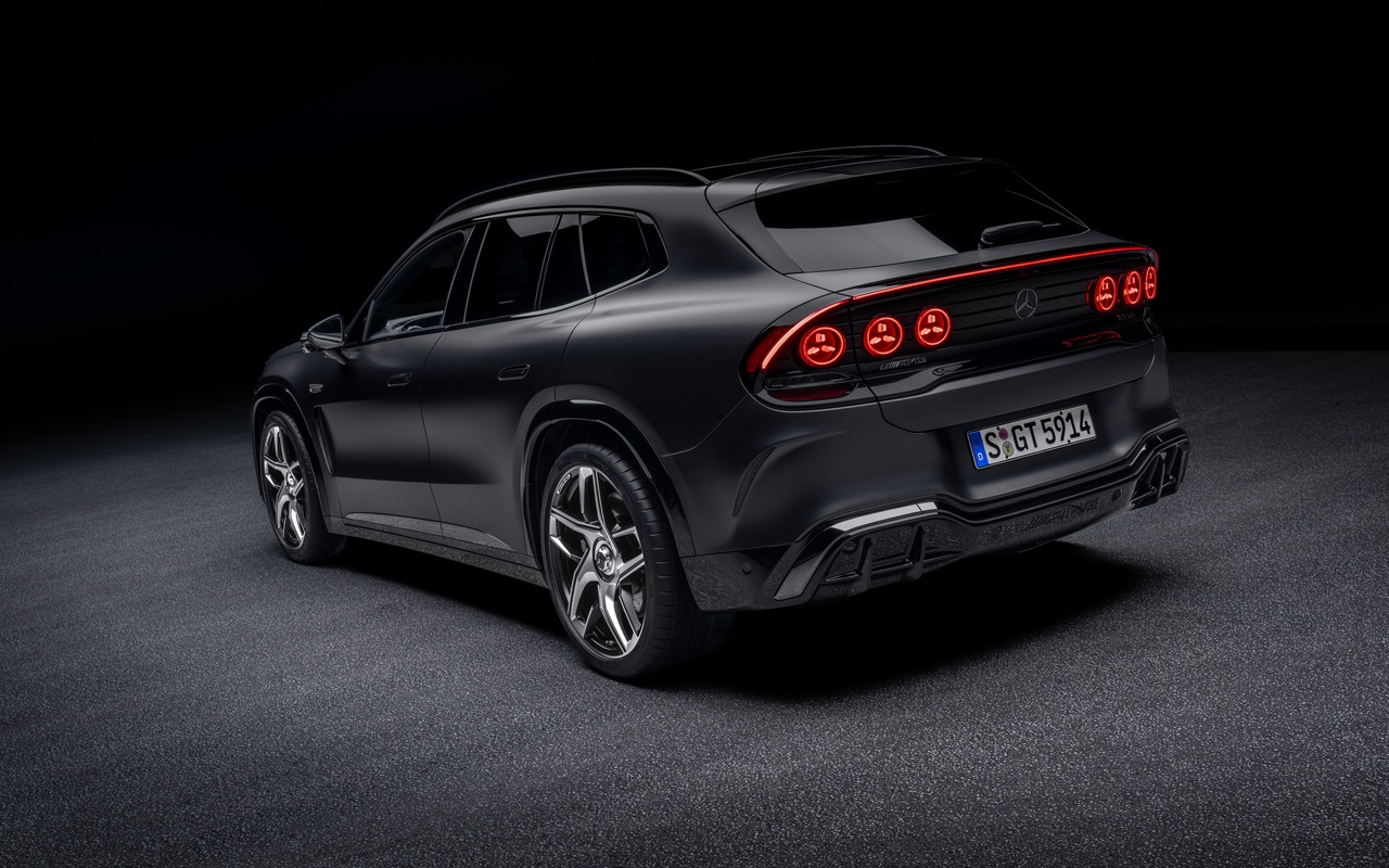 Mercedes-AMG GT SUV preto visto em três quartos traseiros em estúdio
