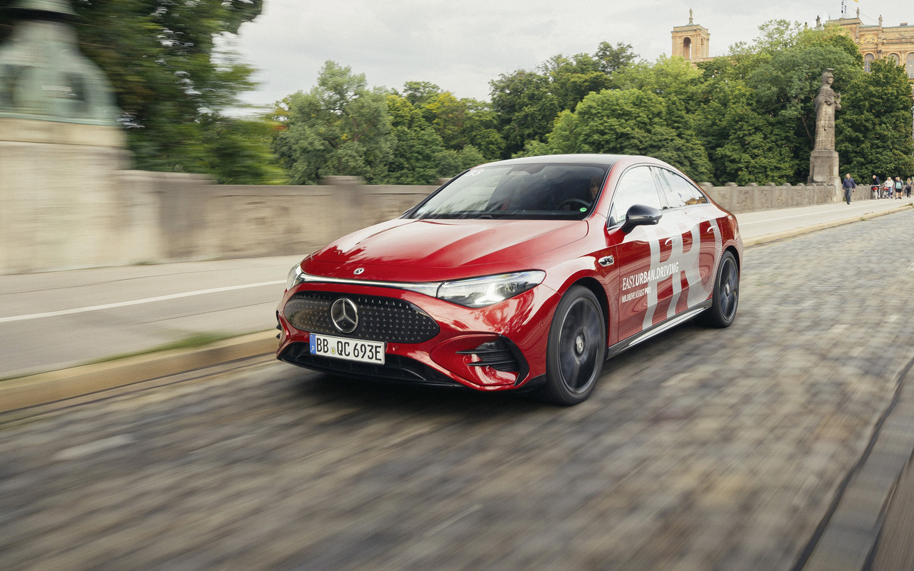Mercedes-Benz CLA vermelho em teste do MB.DRIVE ASSIST PRO em via urbana