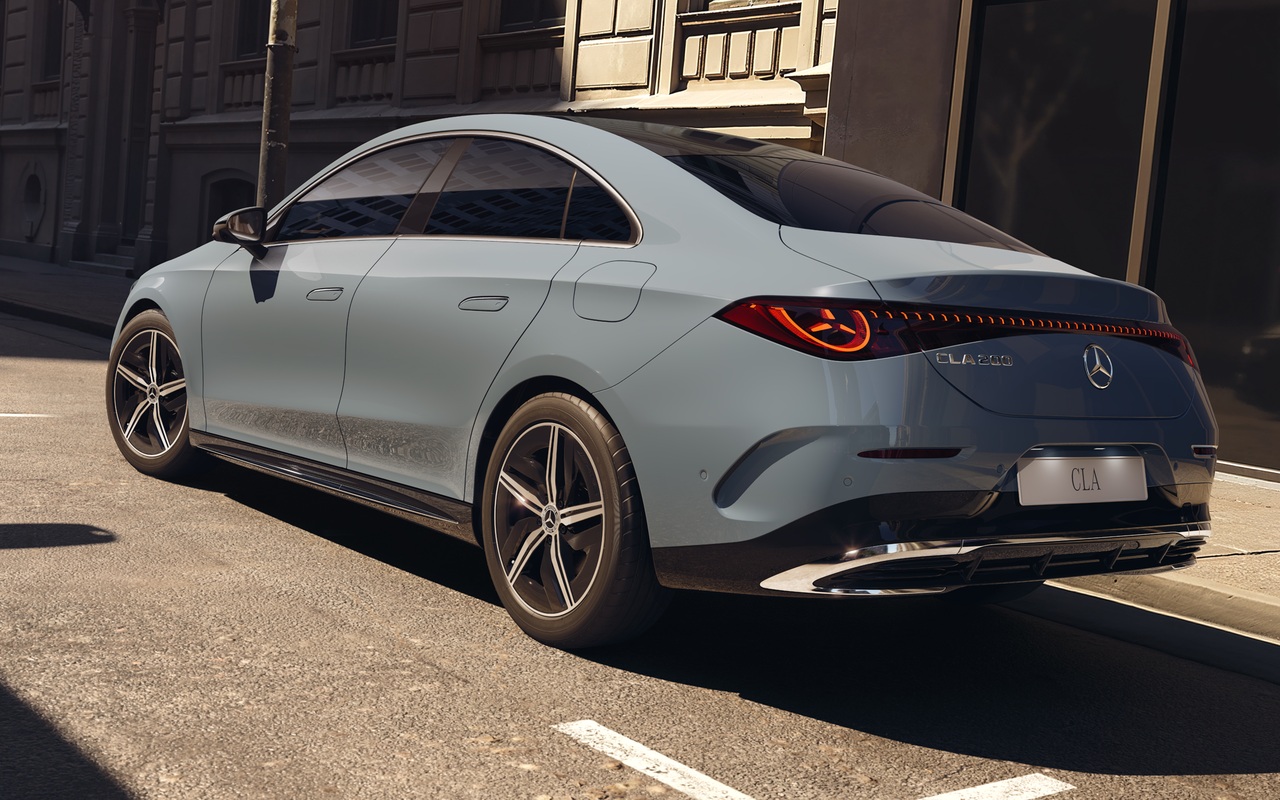Mercedes-Benz CLA 200 AMG Line visto de traseira e lateral