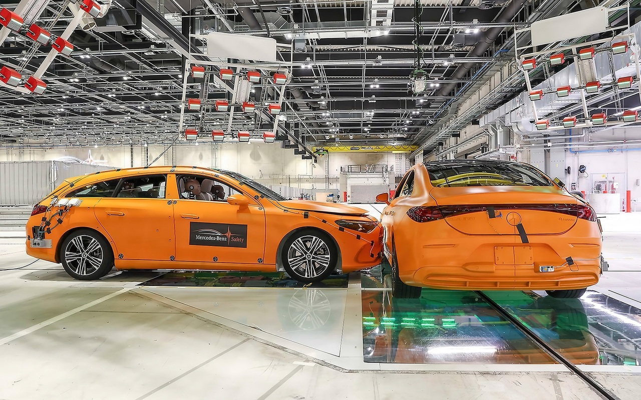 Dois Mercedes-Benz CLA laranja após teste de colisão lateral da fabricante