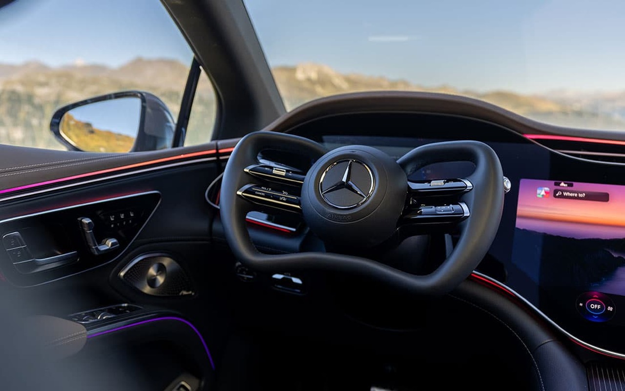 Volante compacto do Mercedes-Benz EQS com direção eletrônica steer-by-wire