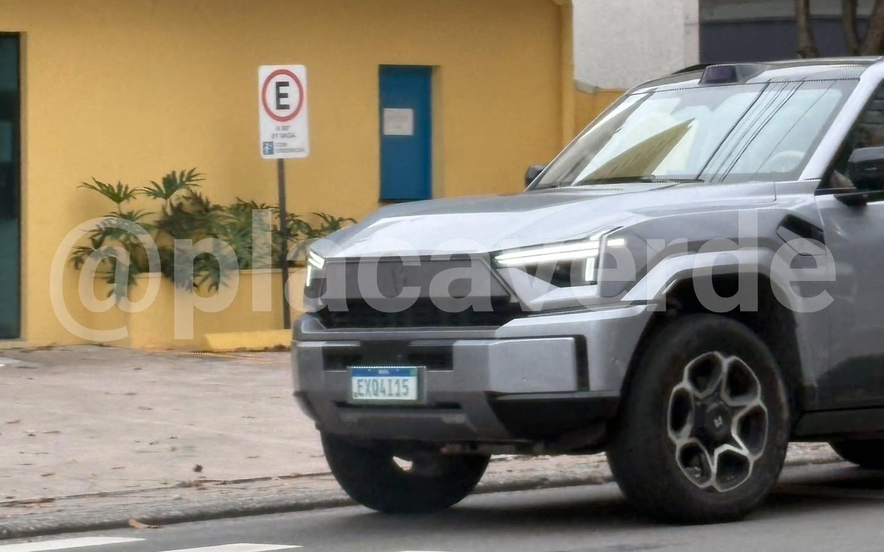 Dianteira e roda do M-Hero II cinza em rua brasileira