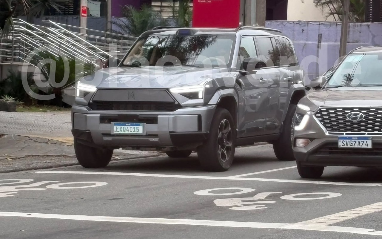 M-Hero II cinza visto de frente e de lado em rua brasileira
