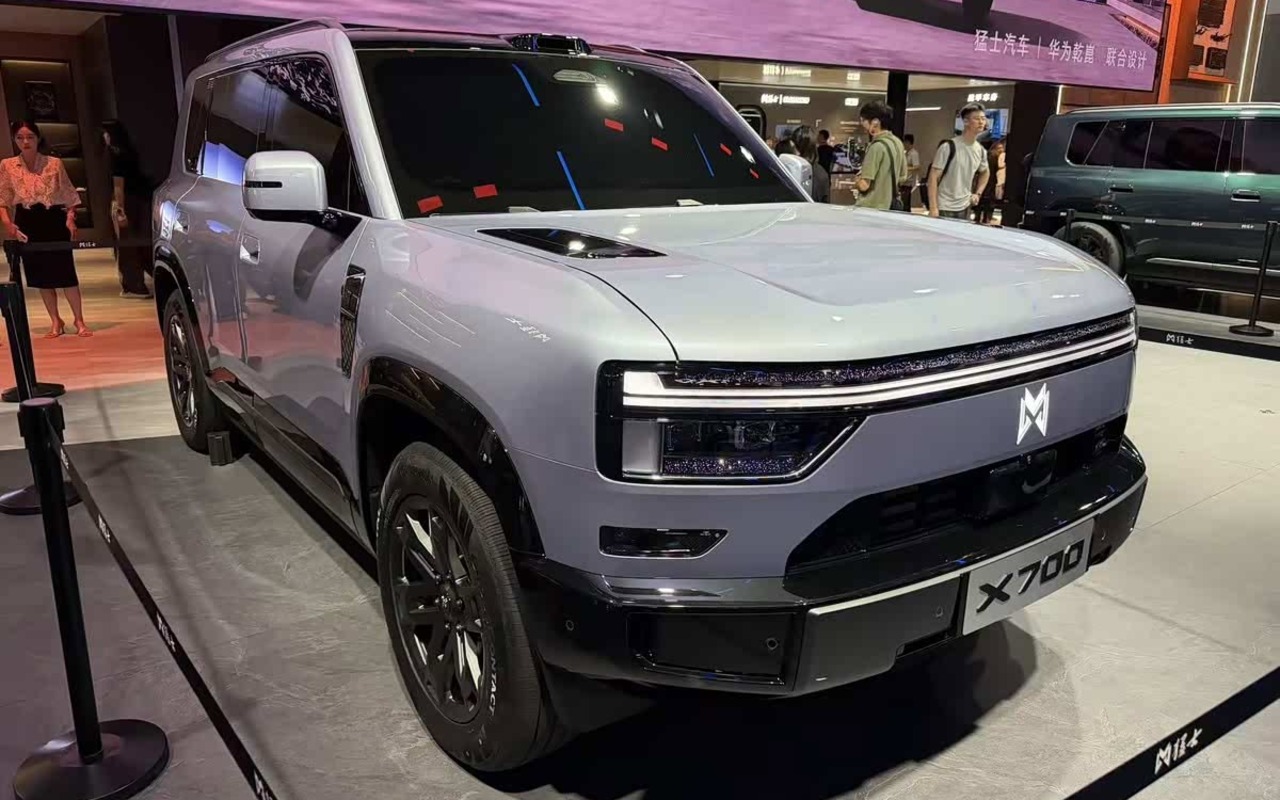 M-Hero X700 branco visto de três quartos dianteiros em exposição na China