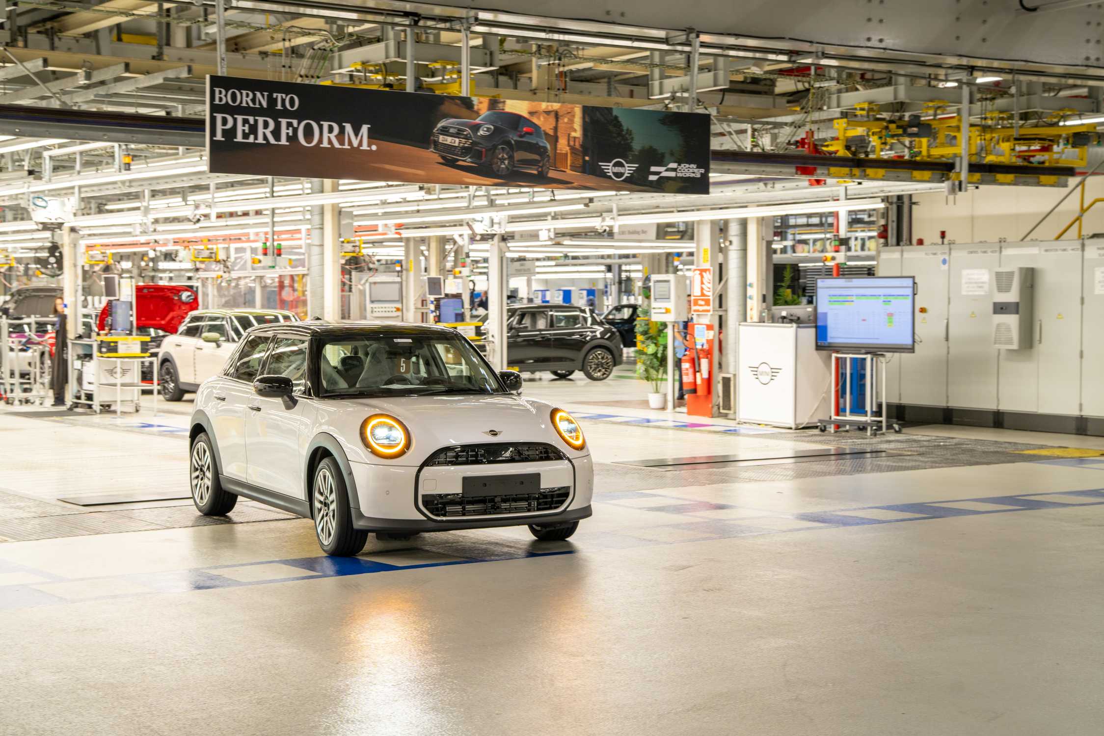 MINI branco em área de circulação dentro da fábrica de Oxford
