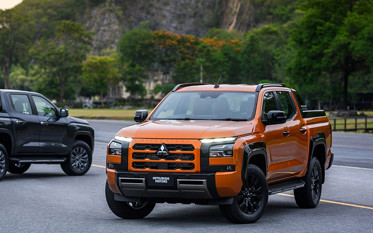 Mitsubishi Triton atual, fotografada de três quartos dianteiro