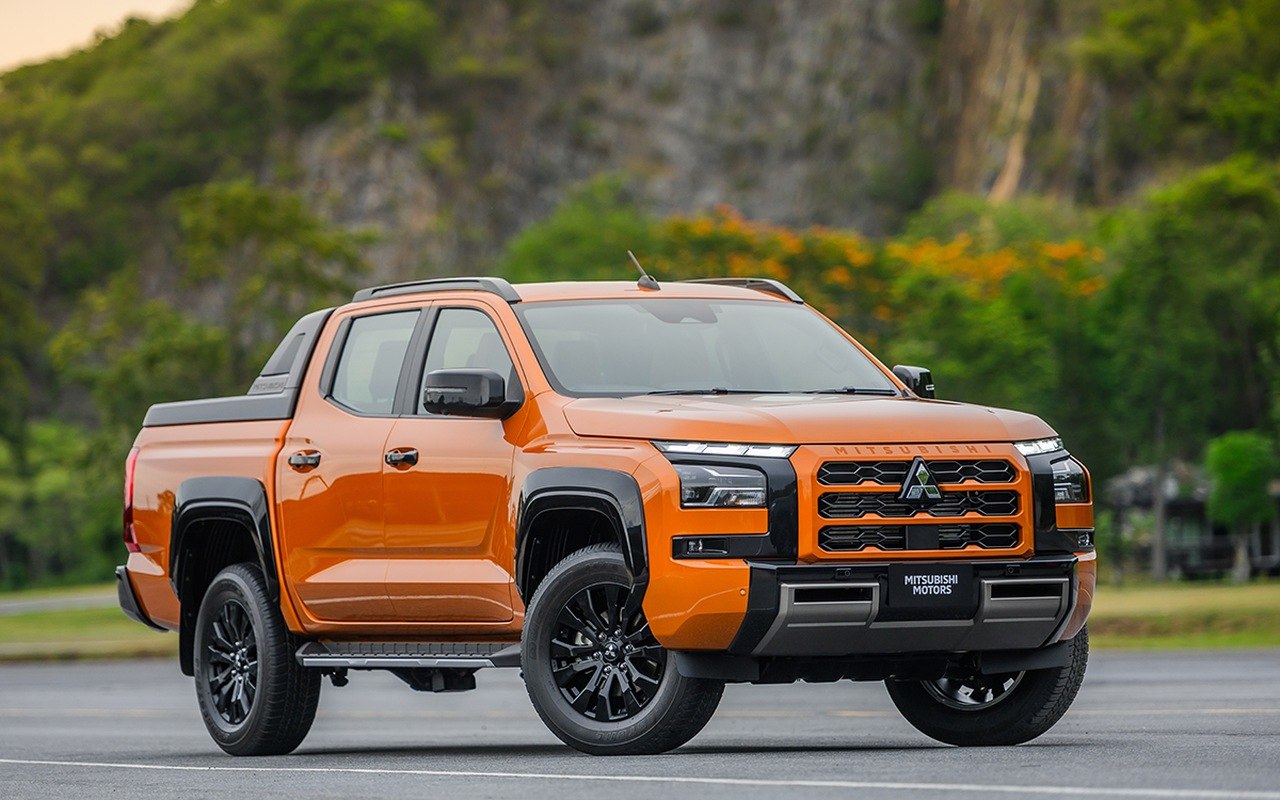 Mitsubishi Triton atual laranja, vista de três quartos dianteiro