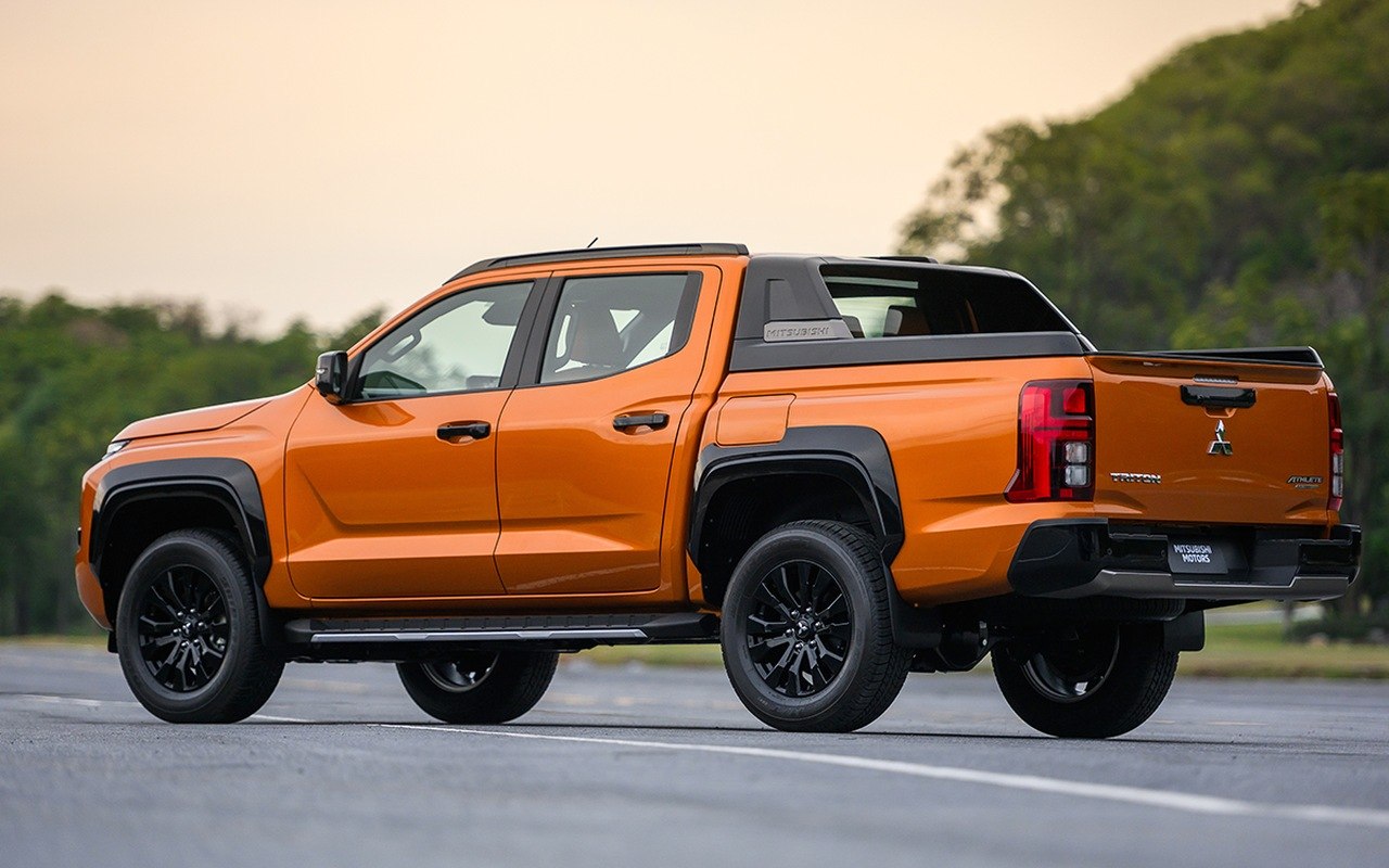 Mitsubishi Triton atual laranja, vista de três quartos traseiro