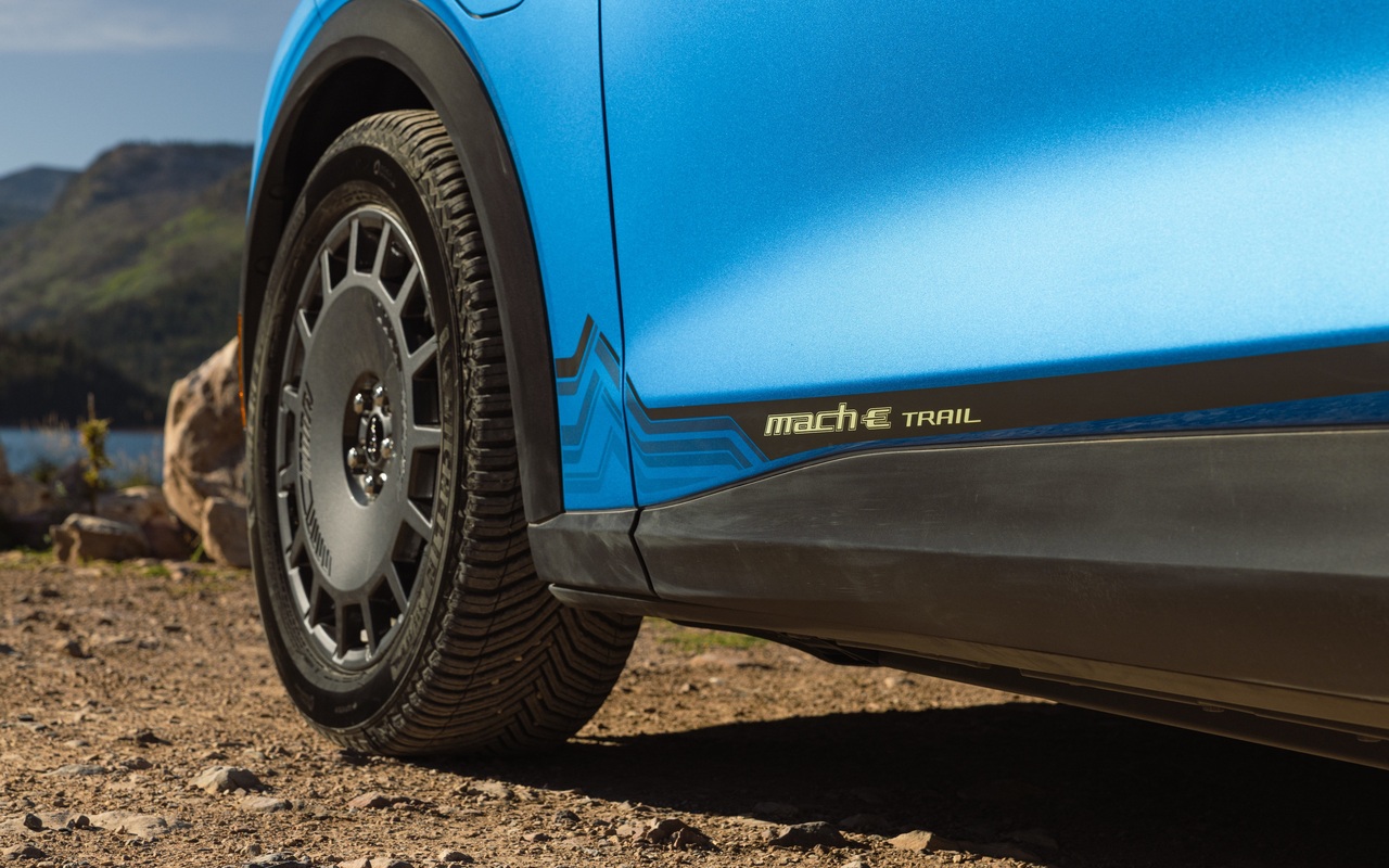Roda dianteira completa e identificação lateral Trail no Ford Mustang Mach-E 2027 azul