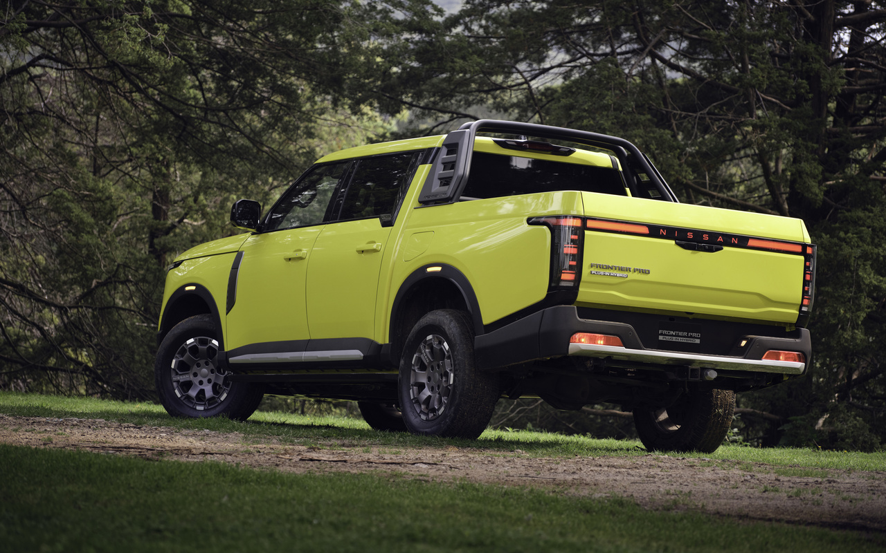 Nissan Frontier Pro PHEV amarela vista de traseira em três quartos