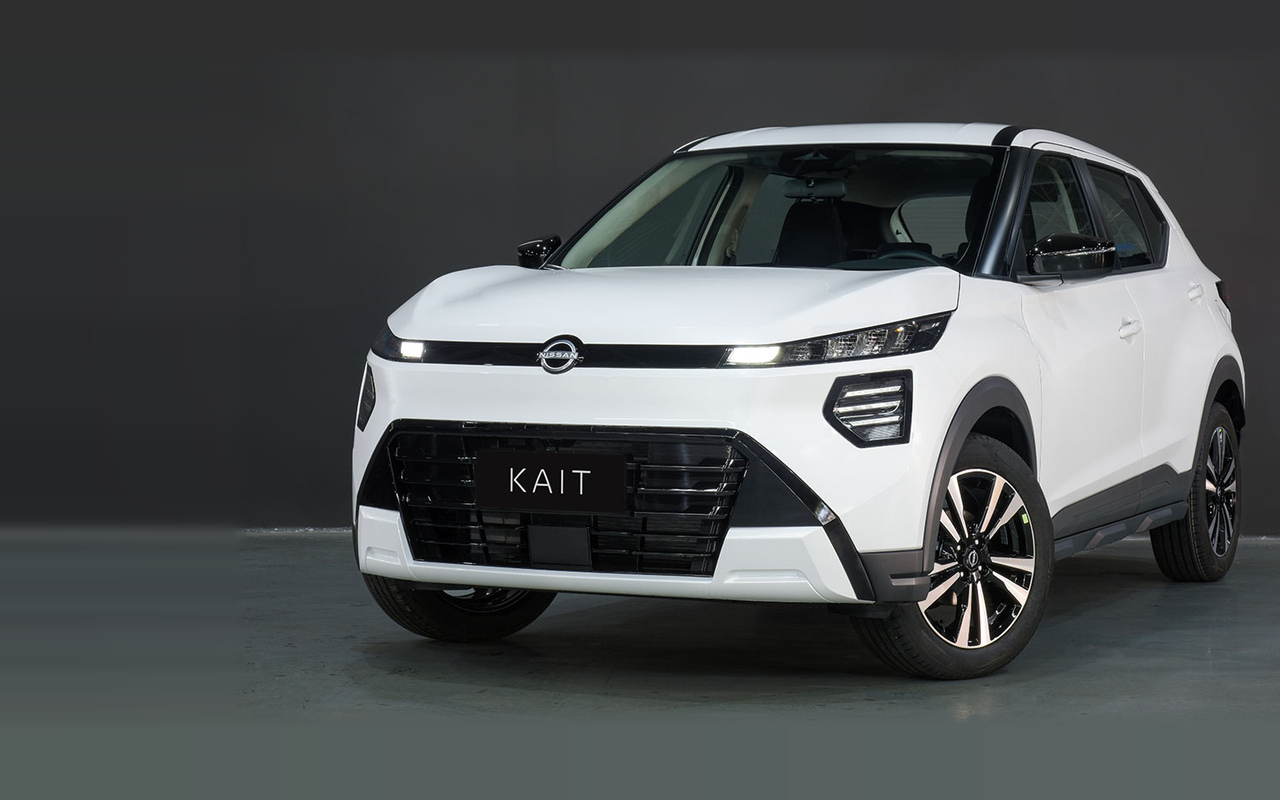 Nissan Kait Active branco visto em três-quartos dianteiros, em estúdio