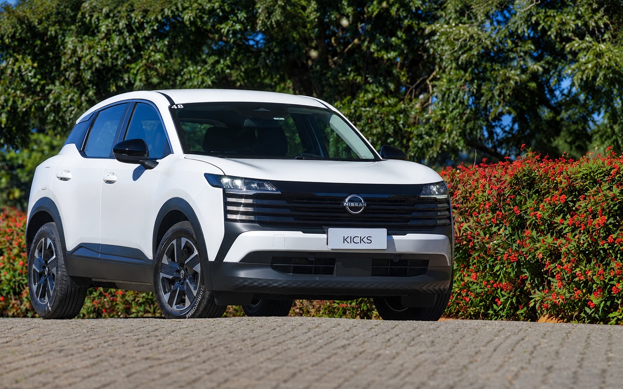 Nissan Kicks Sense branco visto pela dianteira e lateral