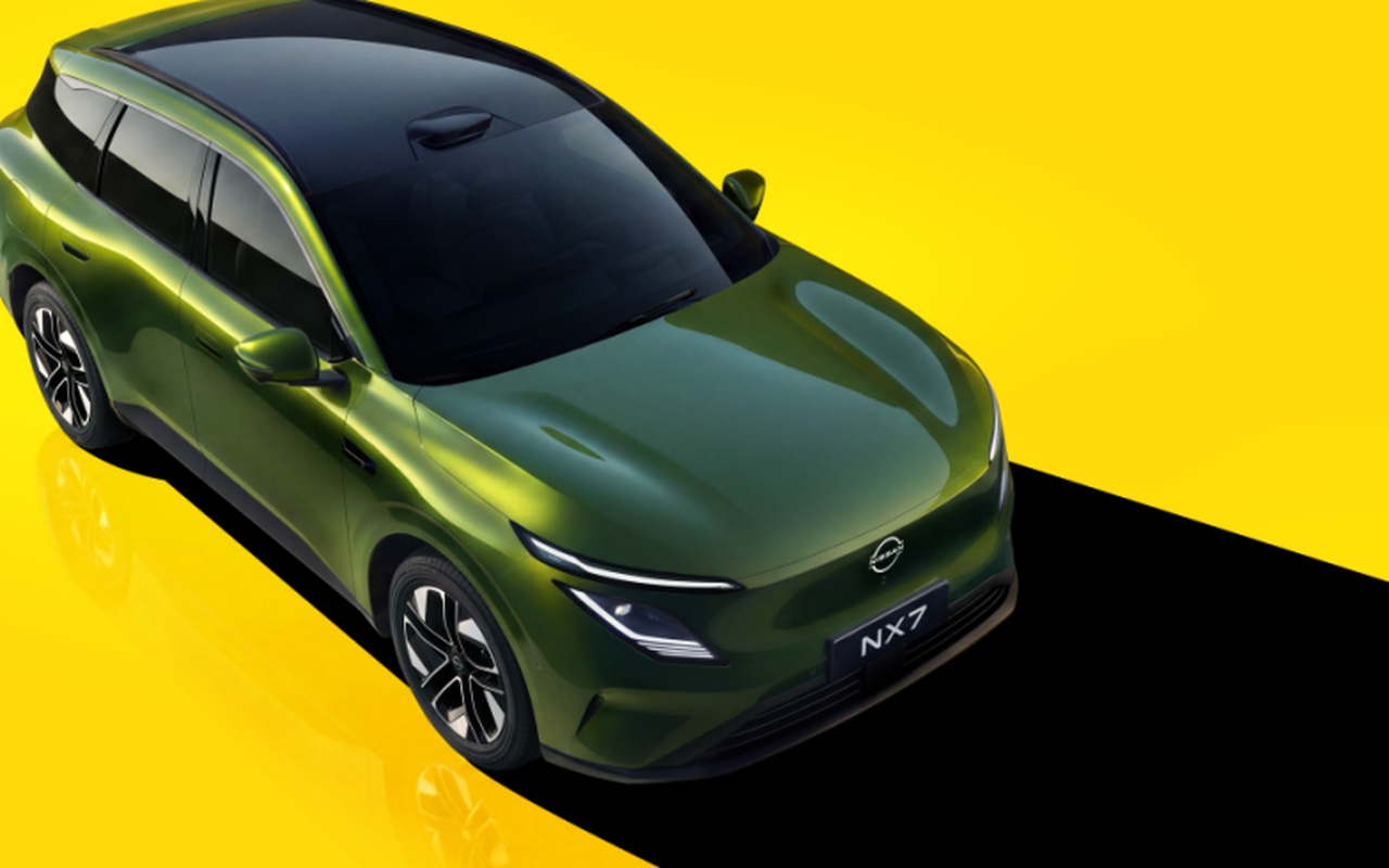 Dianteira do Nissan NX7 verde vista de cima, com emblema, faróis e LiDAR