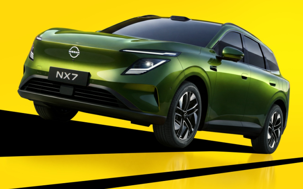 Nissan NX7 verde visto de três quartos dianteiro