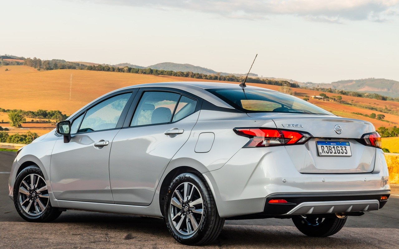 Nissan Versa Advance prata em vista traseira de três quartos