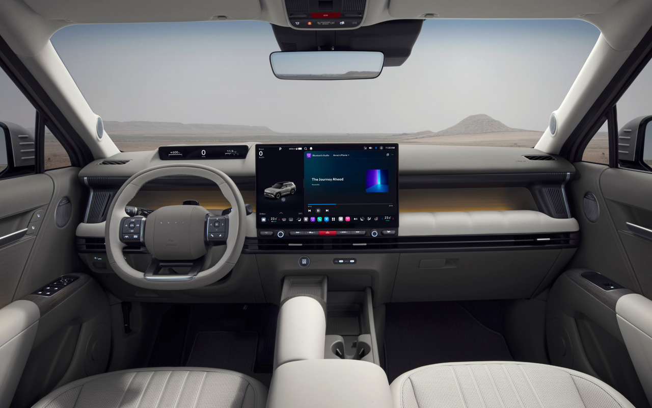 Painel do novo Hyundai Tucson 2027 com central Pleos Connect e tela estreita à frente do motorista