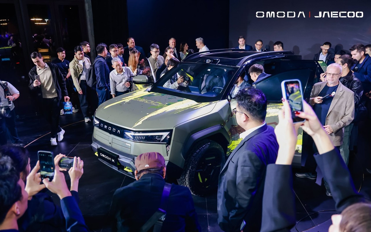 Visitantes observam o Omoda X durante sua apresentação na China