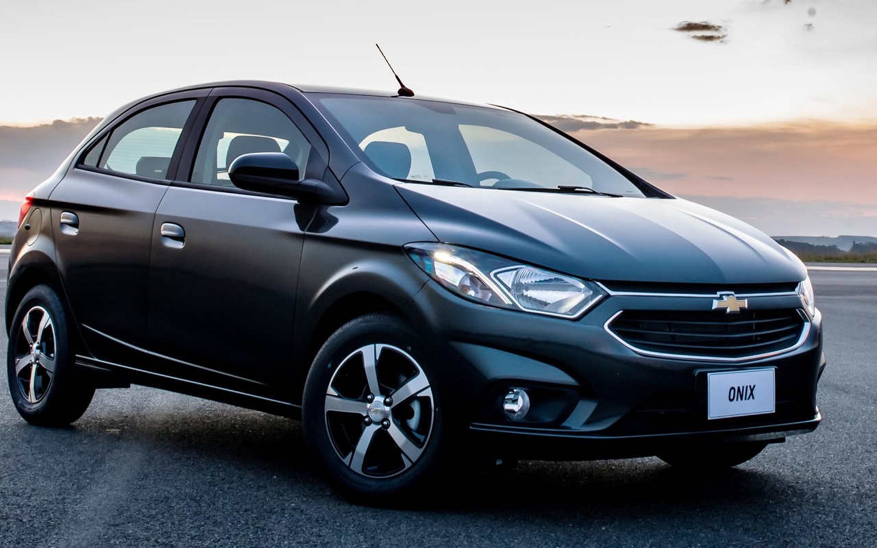 Chevrolet Onix 2017 cinza visto de três quartos dianteiros
