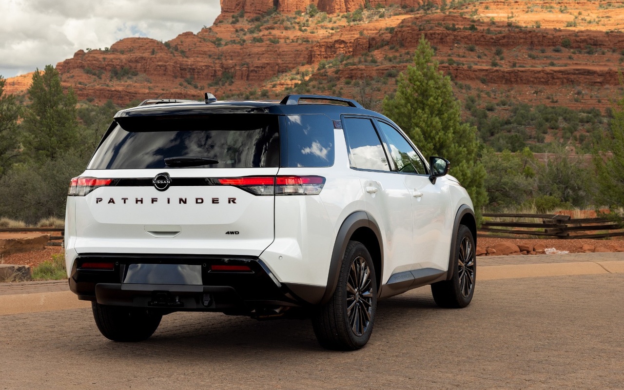 Nissan Pathfinder Special Edition 2027 branco visto em três-quartos traseiro