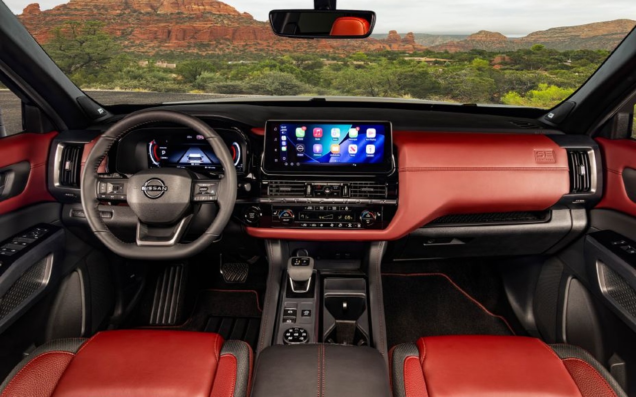 Painel e bancos preto e bordô do Nissan Pathfinder Special Edition 2027