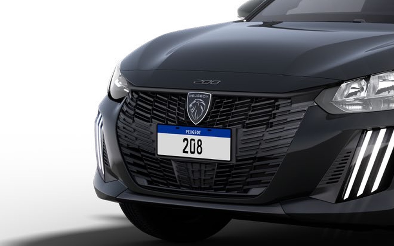Detalhe da grade, emblema e placa de identificação do Peugeot 208 Active Turbo